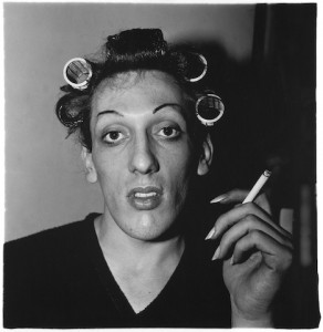Jeune homme en bigoudis chez lui, 20ème Rue, N.Y.C 1966, Copyright © The Estate of Diane Arbus