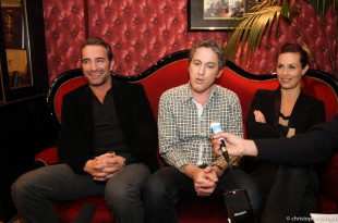 De la gauche vers la droite. Jean Dujardin, Eric Rochant et Cécile de France