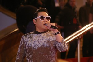 Psy en direct lors des NRJ MUSIC AWARDS 2013