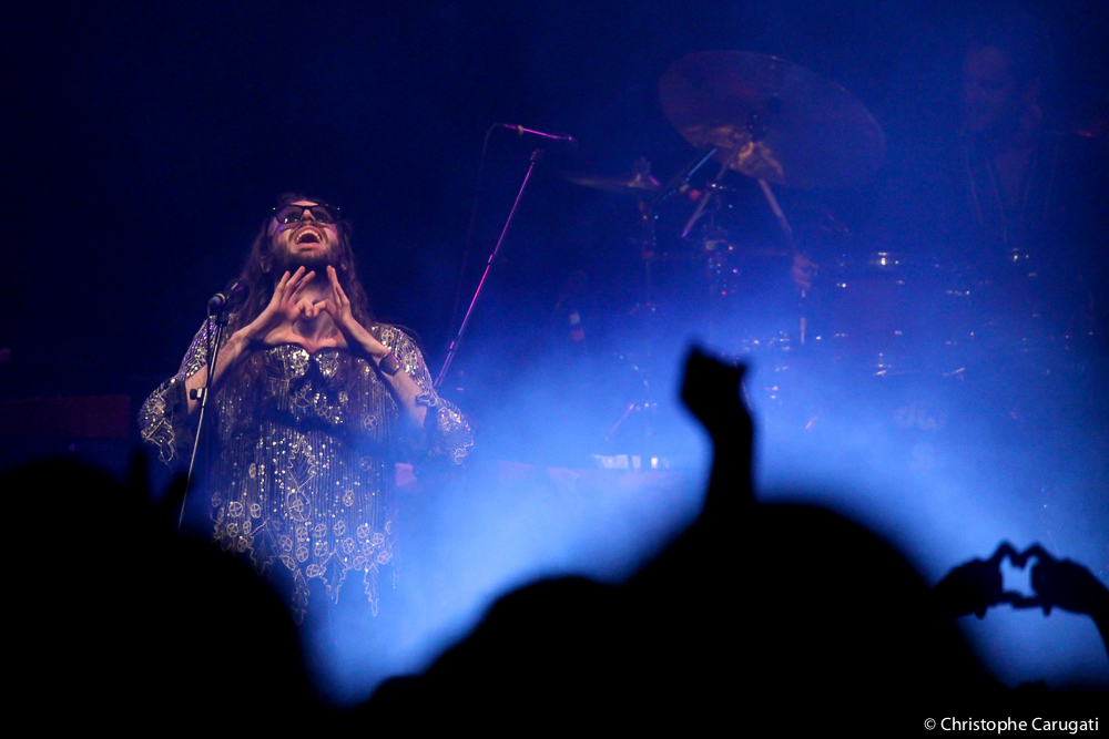 Le groupe Anglais Crystal Fighters jouant avec le public