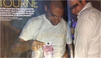 Photo de paris match montrant Thomas fabius lors d'une soirée avec un billet de 500 euros