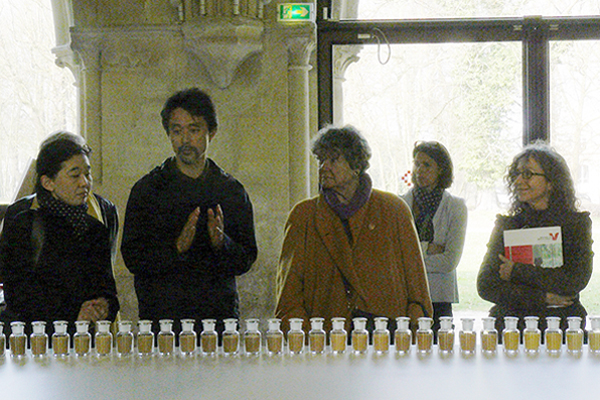 Kôichi présentant ses œuvres à l'abbaye de Maubuisson, le 11 mars 2014