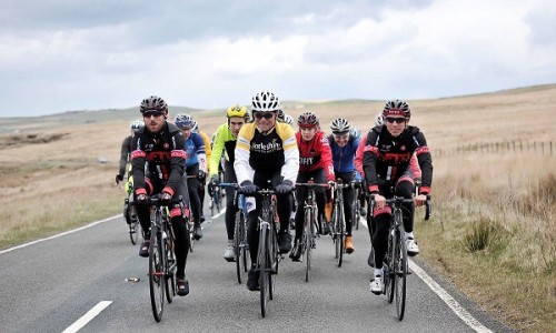 Bernard Hinault avec Yorkshire cyclistes