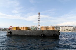 Un grosse barge d'artifice