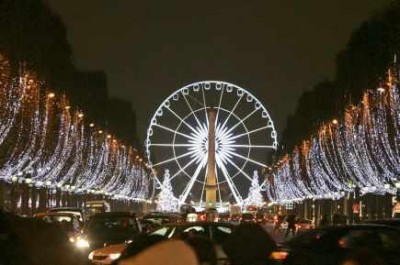 35668-marcher-champs-elysees-illumines-vrai