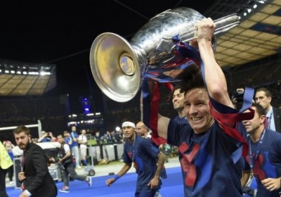 Lionel-Messi-brandit-le-trophee-de-la-Ligue-des-champions-le-6-juin-2015-a-Berlin_afp-article