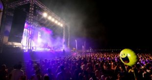 Les Américains The Martinez Brothers sur la scènes des plages