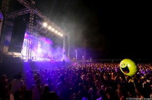 Les Américains The Martinez Brothers sur la scènes des plages