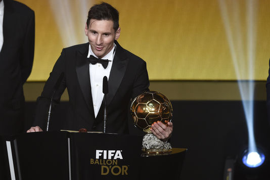 4845498_6_7fba_l-argentin-lionel-messi-recoit-son-cinquieme_76505d6f0dce10d4b902a285bd170cf9