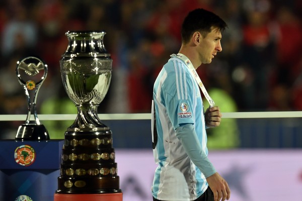 7778999796_lionel-messi-avait-sans-doute-la-tete-ailleurs-au-moment-de-la-remise-des-medailles