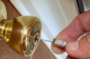 Ouverture d'une porte par un serrurier 2