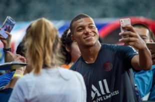 À l’heure où Instagram est devenu le réseau social de référence pour les professionnels et les stars de la planète, de nombreuses personnes tentent d’acheter des followers pour accroître leur visibilité et ainsi leur réputation. Et même les célébrités s’y mettent ! En effet Mbappe, Neymar, Toni Kroos pour ne citer qu’eux n'hésitent plus à utiliser cette possibilité et les bénéfices qu’elle peut apporter. Décryptage sur ce phénomène. Les joueurs avec le taux le plus élevé de followers achetés Selon une étude publiée par ICMP (The Institute of Contemporary Music Performance), le taux de faux followers abonnés au compte de différents sportifs, et notamment joueurs de football, est assez impressionnant. L’institut a réussi à distinguer les faux abonnés des vrais, tout simplement en identifiant leur engagement sur le réseau social. On remarque ainsi que Toni Kroos a par exemple 51% de faux followers, Neymar 46% et Mbappe 45%. L’institut a ainsi analysé une cinquantaine de sportifs, au milieu de stars internationales du showbiz comme Jennifer Lopez ou encore Kourtney Kardashian ou Miley Cyrus. Intérêt d’une telle pratique Sans les réseaux sociaux, il est dorénavant très difficile de se faire connaître, d’acquérir des abonnés ciblés et de réussir sur le Web. Chaque entreprise ou célébrité se doit d’avoir une présence sur Facebook, Instagram ou encore Twitter. Le but premier étant de toucher un large public et développer de plus en plus sa notoriété. Le must reste bien entendu l’acquisition de followers actifs. On sait aujourd’hui que les influenceurs sont payés pour leur placement de produits, or plus ils sont suivis plus le cachet est important. Pour assurer leur crédibilité certains sont prêtes à faire gonfler artificiellement le nombre de leurs followers en les achetant. Débuter sur un réseau social est une chose des plus simple, il suffit de s’inscrire, rentrer quelques photos, une description, et le tour est joué. Le problème commence lorsqu’il faut commencer à réaliser des publications et à gagner des followers. Cela demande beaucoup de temps et d’énergie, tant en termes d’organisation que d’investissement personnel dans les différentes publications. Les followers venant rarement d’eux-mêmes, il faut aller les chercher et leur donner envie de vous rejoindre. Il faudra ensuite leur donner envie de rester pour les conserver. Ce n’est pas toujours facile. Beaucoup de personnes ont donc dans l’idée de commencer par acheter des followers pour accroître rapidement leur communauté et prendre un raccourci pour que leur présence soit réussie sur les réseaux sociaux. L’achat de followers semble donc intéressant pour s’assurer une image. Des abonnés Instagram achetés sur Supremeboost.com Où acheter des followers ? Dans cette course aux abonnés Instagram beaucoup de sites spécialisés se sont montés sur Internet, notamment Supremeboost.com. Supremeboost est le plus grand fournisseur de followers Instagram. Sur ce site vous pouvez par exemple acheter 100 followers pour 0,99 € ou encore 50 000 pour 249 €. Comme vous pouvez le voir, la livraison automatique de followers n’est pas si chère. Pour une centaine d’euros, il est possible d’acheter des milliers de followers Instagram, et en un temps très rapide. Des options existent même pour avoir des fans de façon progressive (plus « naturelle ») ou des commentaires pour compléter ainsi qu’une livraison automatique de likes qui permettent de ne pas faire faiblir le fameux taux d’engagement. Pourquoi acheter sur un site fiable des vrais followers ? Un compte qui acquiert un nombre conséquent de followers en très peu de temps devient vite suspect et peu crédible aux yeux des autres utilisateurs. Les influenceurs (blogueur, célébrité, etc.) sont particulièrement touchés par cette problématique et il est très simple de vérifier si le profil a eu recours ou non à l’achat de followers, notamment via les outils d’analyse proposés par Instagram. En dehors de ces outils d’analyse, la liste des followers peut révéler beaucoup de choses : si la majorité des followers sont sans photo de profil, que les noms sont cryptés… cela peut être révélateur de faux profils. Il est donc très important d’avoir recours à un achat de vrais followers. Second problème : les fakes n’apportent aucune interaction, alors qu’Instagram est un réseau social où l’engagement des utilisateurs est particulièrement important. En effet, les followers achetés n’ont en général que très peu d’intérêt pour le compte qu’ils suivent et ils n’apporteront aucun like ou commentaire. Pour pallier le problème, il est possible d’acheter en option des likes ou des commentaires sur les mêmes pages spécialisées, mais cela amène véritablement dans un cercle vicieux qui est complètement contre-productif. Dernier problème : les followers sont présents pour une durée déterminée. Ainsi, à la fin de cette durée, il n’est pas rare de voir son nombre d’abonnés dégringoler, ce qui vous oblige par la suite à reprendre un abonnement. Encore une fois, vous vous retrouverez rapidement dans un cercle vicieux qui oblige à commander toujours plus d’abonnés pour ne pas voir sa notoriété descendre en flèche et que vos « vrais abonnés » se rendent compte de votre supercherie, ce qui aurait très probablement pour effet de les voir se désabonner eux aussi. C’est pourquoi il est très important de se tourner vers un site fiable qui propose des garanties tel que Supremeboost. Acheter des followers Instagram semble donc être une bonne idée à la base, mais attention de le faire dans les règles de l’art. La traque d’Instagram Ces dernières années, Instagram a régulièrement durci sa politique et plusieurs grands sites permettant l’achat de followers ont été fermés, seuls les plus fiables sont restés. Chaque année, le réseau social ferme des millions de faux comptes, ce qui induit une perte conséquente pour les utilisateurs qui en achètent. De nombreux professionnels en relation avec les instagrammeurs cherchent également à faire le ménage de leur côté. Ce marché semble d’ailleurs être de plus en plus encadré par les autorités, tout du moins en Union européenne. D’où l’importance de se tourner vers un site fiable et durable. Près d’un follower sur deux de Mbappé sont des Fake followers Nous notons donc d’après l’étude publiée, que près d’un follower sur deux de Mbappé sont des followers achetés (46% de ses instagram followers ), sur un total de 31,200,000 ce qui est énorme ! Acheter des followers instagram s’adresse donc à tous, même au plus connu. Le business du marketing d’influence pèse plusieurs milliards de dollars dans le monde, de nombreuses entreprises se sont créées pour répondre à cette demande croissante, et il est donc fort probable que cette augmentation rapide des followers perdure encore dans le temps, surtout quand on voit que les plus connus ont recours à l’achat de followers et que le prix des placements produits est impacté par le nombre de followers.