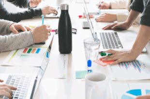 Personnes autour d'une table avec documents