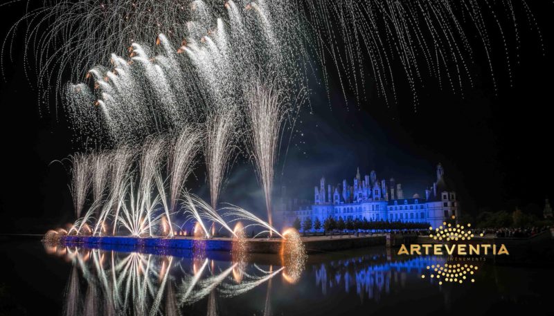 Le 8 Mai Les Artificiers Disent Merci Et Illuminent Le Ciel De Paris -
