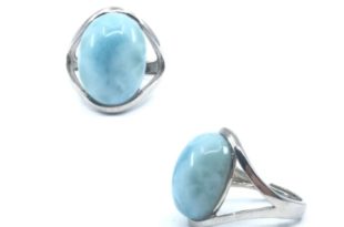 Élégante et féminine, cette bague magnifie n’importe quelle main.