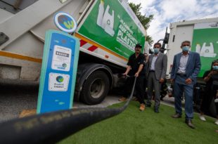 Camion bennes qui roule aux dechets plastiques