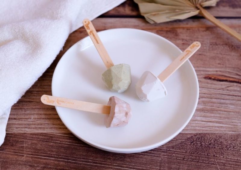 Dentifrices solides Lamazuna sur une assiette blanche