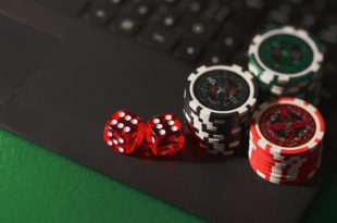 jettons de casino sur un ordinateur portable