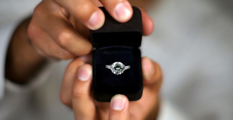 Une bague en diamant dans une boite