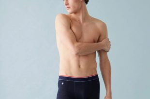 Le boxer est un must-have pour les tiroirs à sous-vêtement masculin. Étant donné qu’il est le premier en contact avec le corps, celui-ci doit procurer une sensation de confort et de bien-être pour un homme. Il est donc primordial de savoir bien choisir le boxer qui vous correspond et qui épouse parfaitement votre morphologie. L’avantage de porter des boxers pour les hommes Un sous-vêtement doit être choisi avec le même soin que les autres vêtements. Le boxer homme est un intermédiaire entre le slip et le caleçon, c’est aussi le plus jeune des trois. Il est moins moulant et un peu plus long que le slip, mais maintient plus que le caleçon. C’est donc un allié parfait pour les hommes au quotidien. Les boxers pour homme sont les sous-vêtements les plus portés par les hommes en raison de sa polyvalence. En effet, ils mettent le corps en valeur et en plus, ils sont particulièrement confortables. Un boxer peut être utilisé dans n’importe quel contexte : au travail, pendant les jours de repos à la maison ou même en pratiquant le sport. Les boxers peuvent se porter tout au long de la journée sans créer une sensation de frottement. Le coton des boxers de chez Le Slip Français assure la douceur, le confort et la respirabilité. Un choix qui ne vous décevra sûrement pas. Pourquoi un boxer chez Le Slip Français ? Depuis 10 ans, le Slip Français déploie un savoir-faire textile 100 % made in France afin de satisfaire les clients à la recherche du sous-vêtement parfait. L’entreprise a été fondée en 2011 par Guillaume Gibault qui comptait 600 slips dans son garage contre 2 millions de ventes aujourd’hui. Le Slip Français fabrique et vend des sous-vêtements et vêtements pour homme et femme de toutes les tailles. Il offre des produits de bonne qualité et durables en respectant en même temps l’élégance à la française. Vous aurez un large choix entre plusieurs coloris de boxers pour homme qui peuvent aussi être longs, courts, unis, imprimés ou à rayures . Le Slip Français a choisi de miser principalement sur l’usage des matières durables tout en respectant l’environnement dans toutes ses créations. Il utilise trois catégories de matières : les matières recyclées, locales et biocentrées afin que vous puissiez choisir celle qui vous convient le mieux. Ainsi, il propose des boxers, des slips et des caleçons de qualité irréprochable pour le confort de ses clients