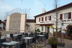 La Maison Bonnet Itxassou et le fronton