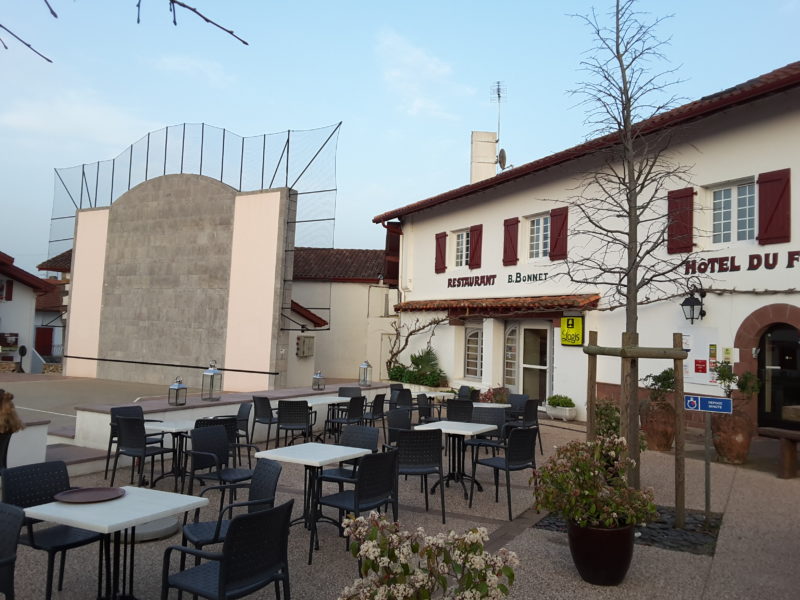 La Maison Bonnet Itxassou et le fronton
