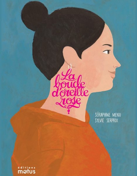 La boucle d’oreille rose