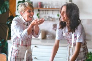 mère fille en cuisine