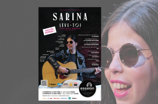 Sarina sur scène avec piano et guitare dans le spectacle musical Lève-toi à Paris