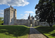 Donjon de Vez près de Crépy-en-Valois avec sculptures contemporaines dans les jardins du château médiéval