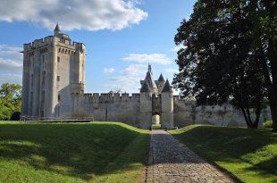 Donjon de Vez près de Crépy-en-Valois avec sculptures contemporaines dans les jardins du château médiéval