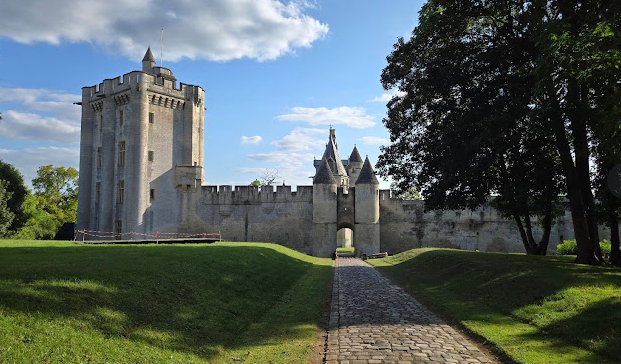 Donjon de Vez près de Crépy-en-Valois avec sculptures contemporaines dans les jardins du château médiéval