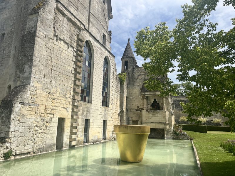 Donjon de Vez près de Crépy-en-Valois avec sculptures contemporaines dans les jardins du château médiéval