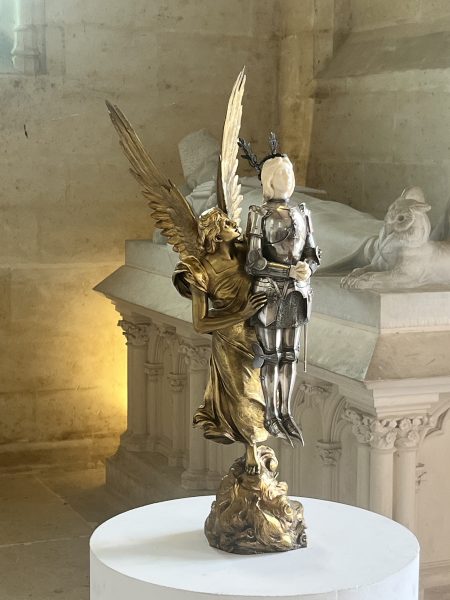 Donjon de Vez près de Crépy-en-Valois avec sculptures contemporaines dans les jardins du château médiéval