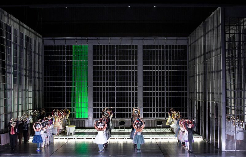 Opera Intruments Hamlet à l’Opéra Bastille : Krzysztof Warlikowski plonge l’oeuvre de ...